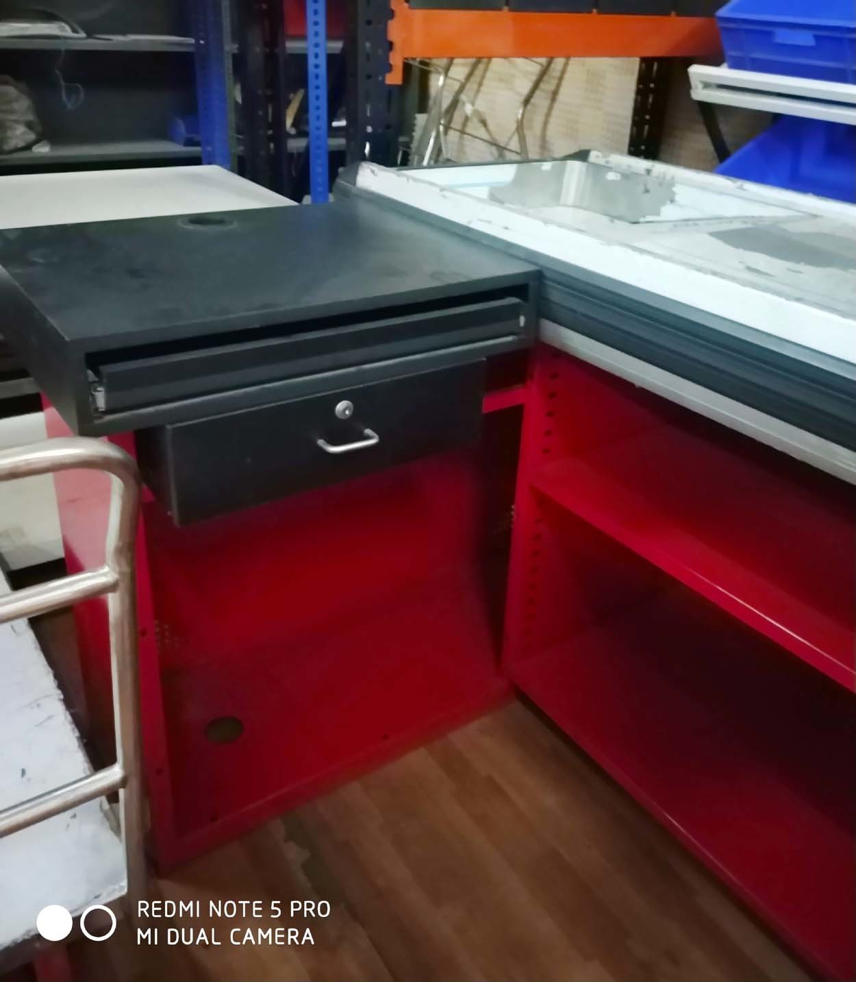 Supermarket Checkout Counter - Color: White And Red