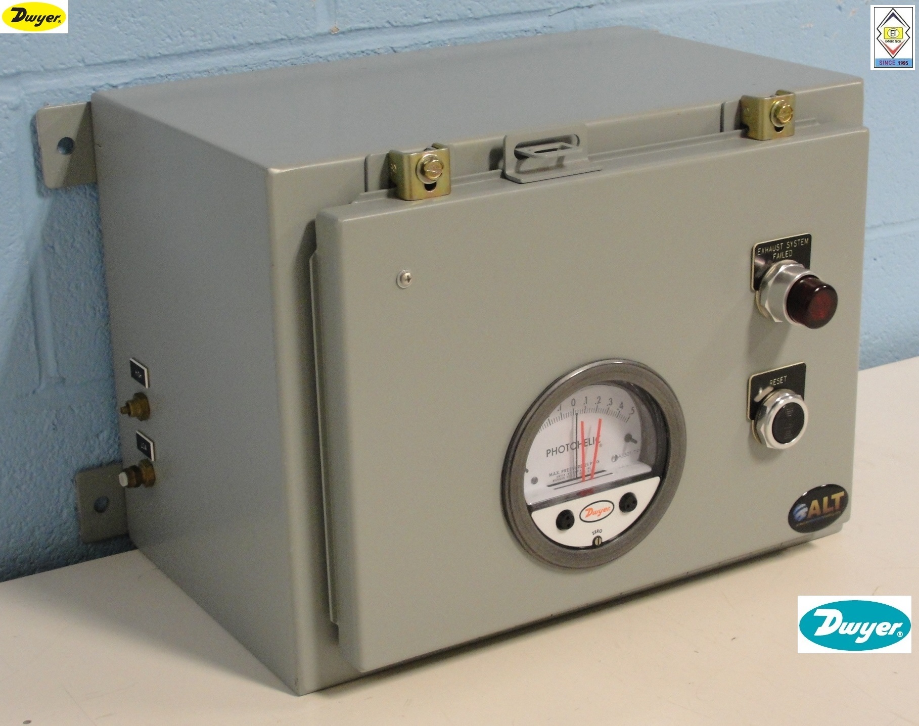Dwyer A3010av Photohelic Pressure Switch Gauge - 4" Dial Face, 5x8" Dimensions | Measures Air And Non-combustible Gases, Dual Backlit Display, 4 To 20 Ma Output