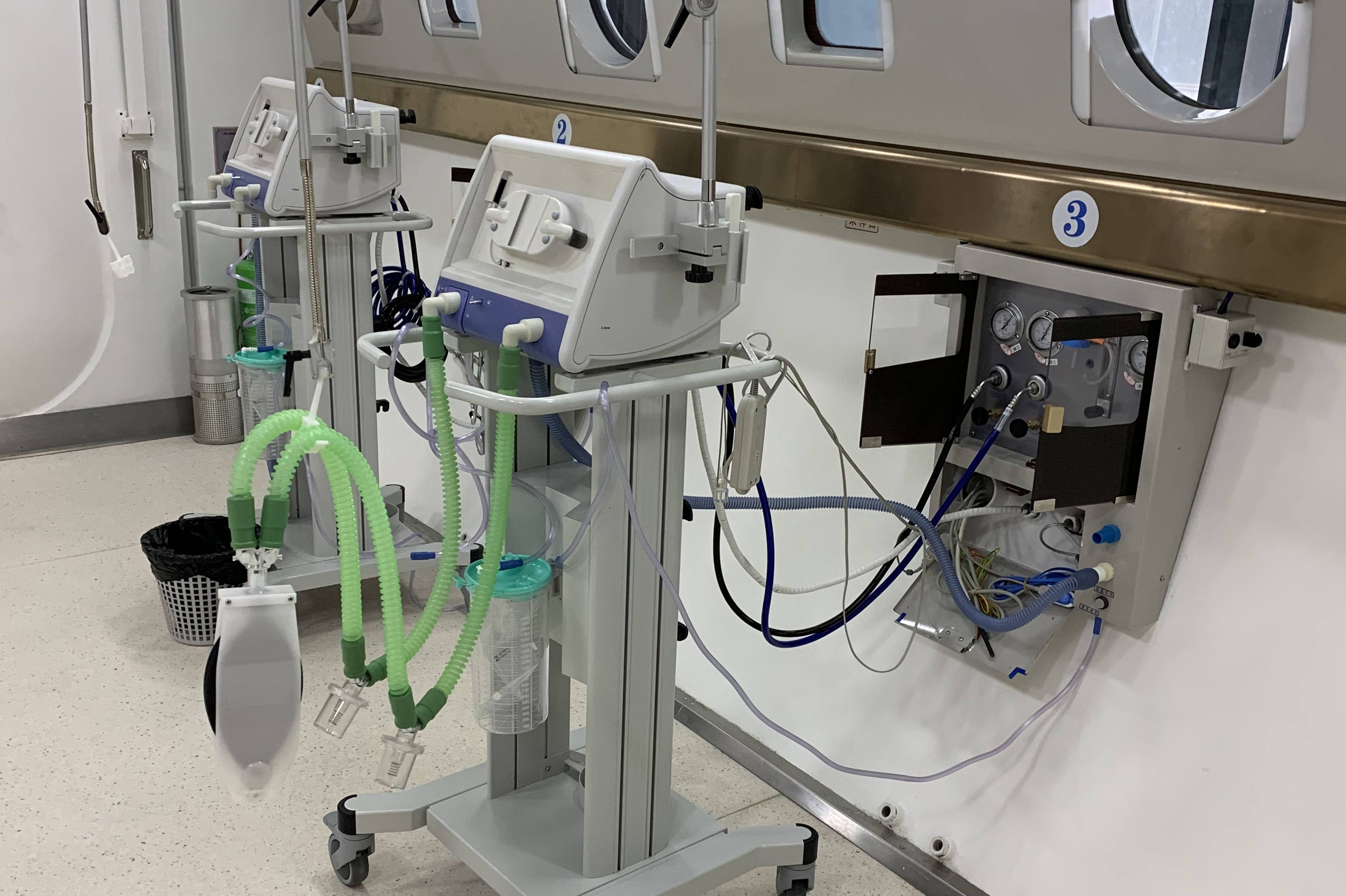 Supply Large Stock Emergency Icu Oxygen Ventilator Iso/tuvcertified Dimension(l*w*h): 322 Mm X 375 Mm X 366 Mm (Main Unit)/547 Mm X 675 Mm X 950 Mm (Cart)