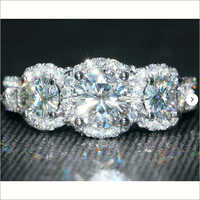 गोल कट सिमुलेटेड हीरा तीन पत्थरों वाला हेलेन सगाई चांदी की अंगूठी