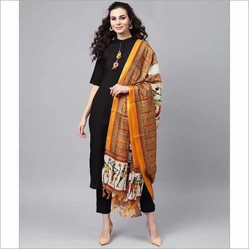 पंत के साथ काली कुर्ती