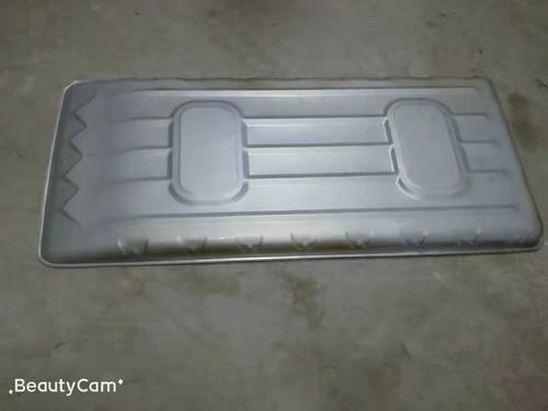 ई रिक्शा की ग्रे मेटल रूफ