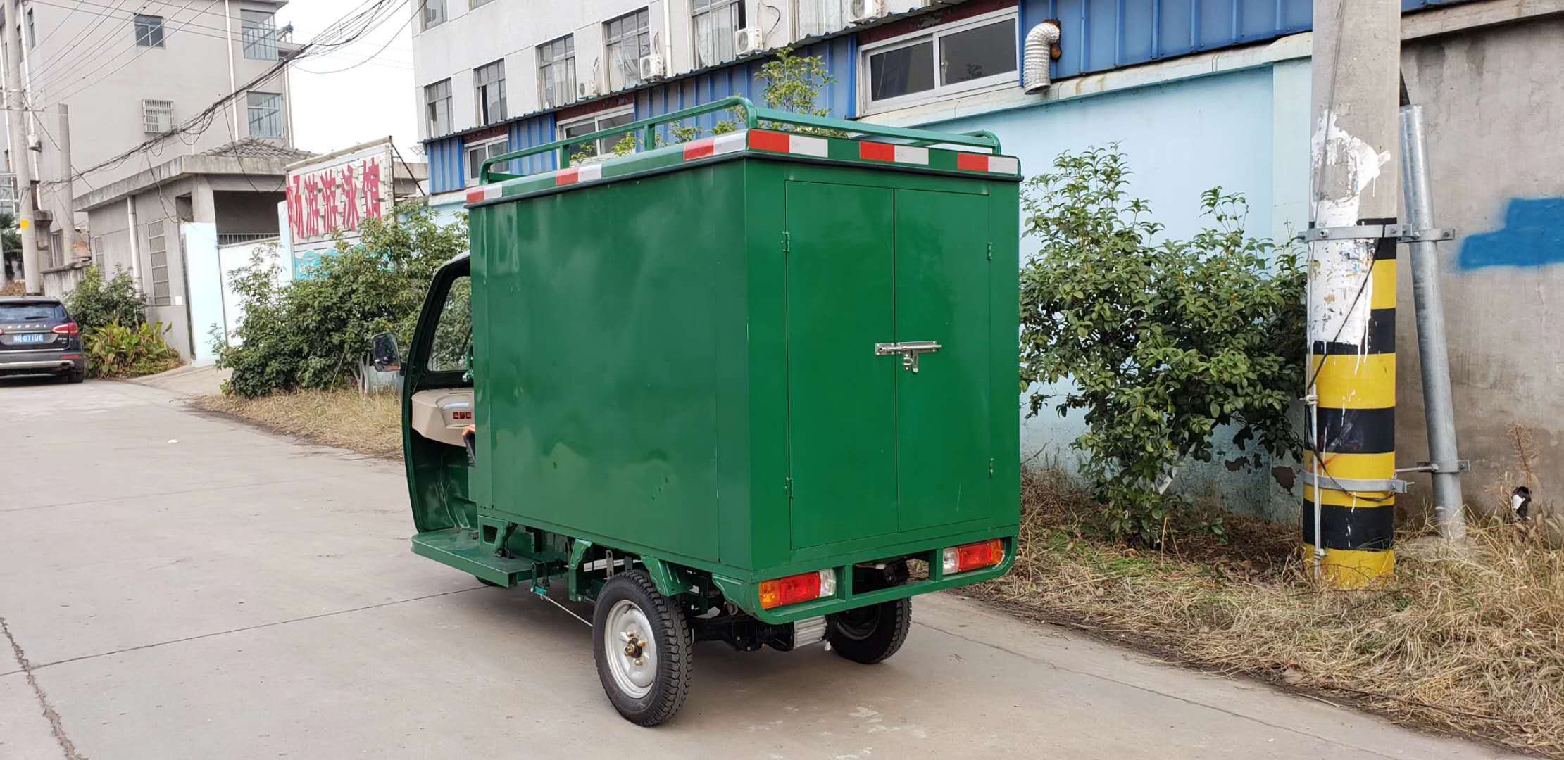Green Express Delivery Vehicle