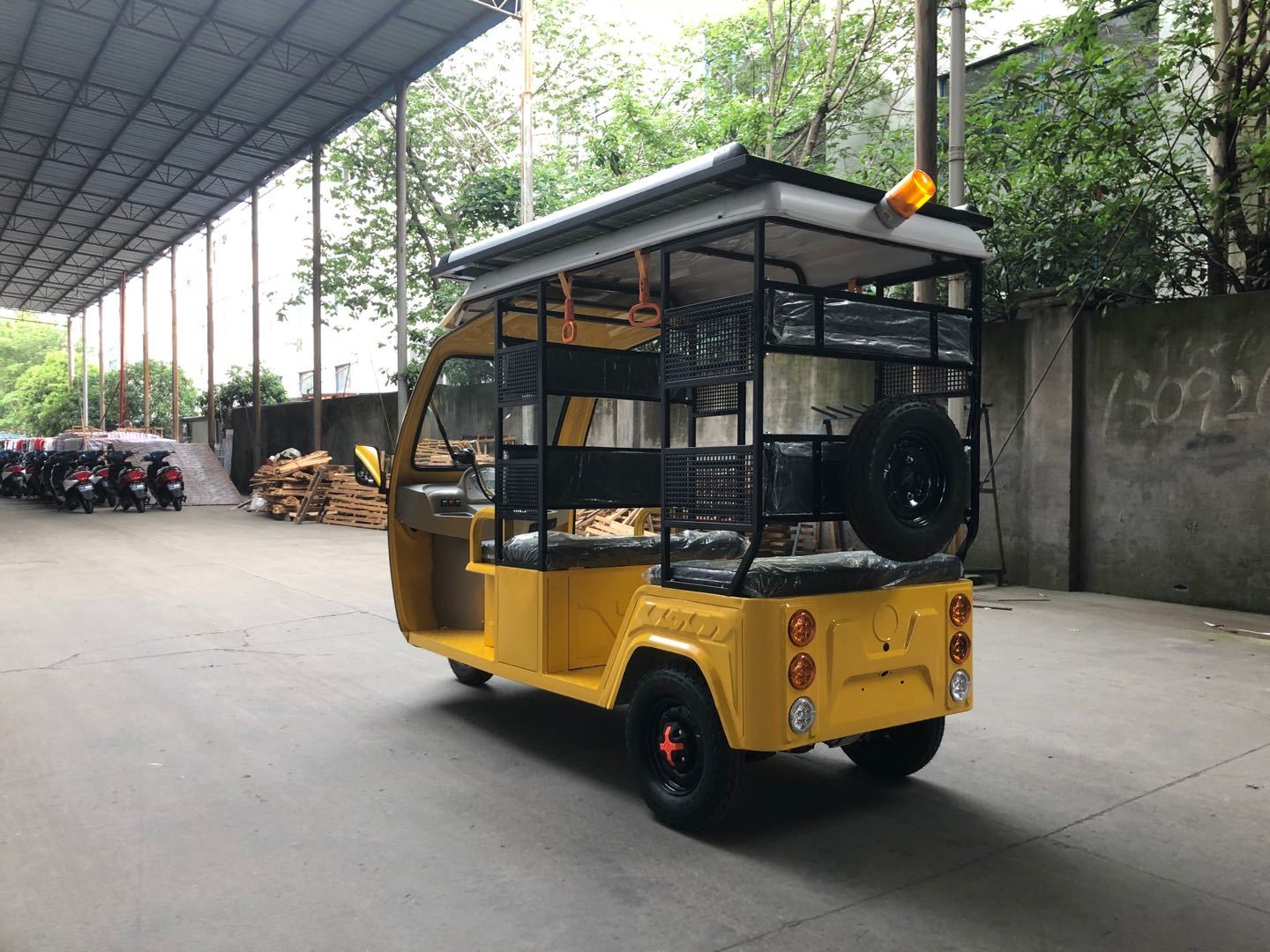 Black & Yellow Electric Three Wheeler With Solar