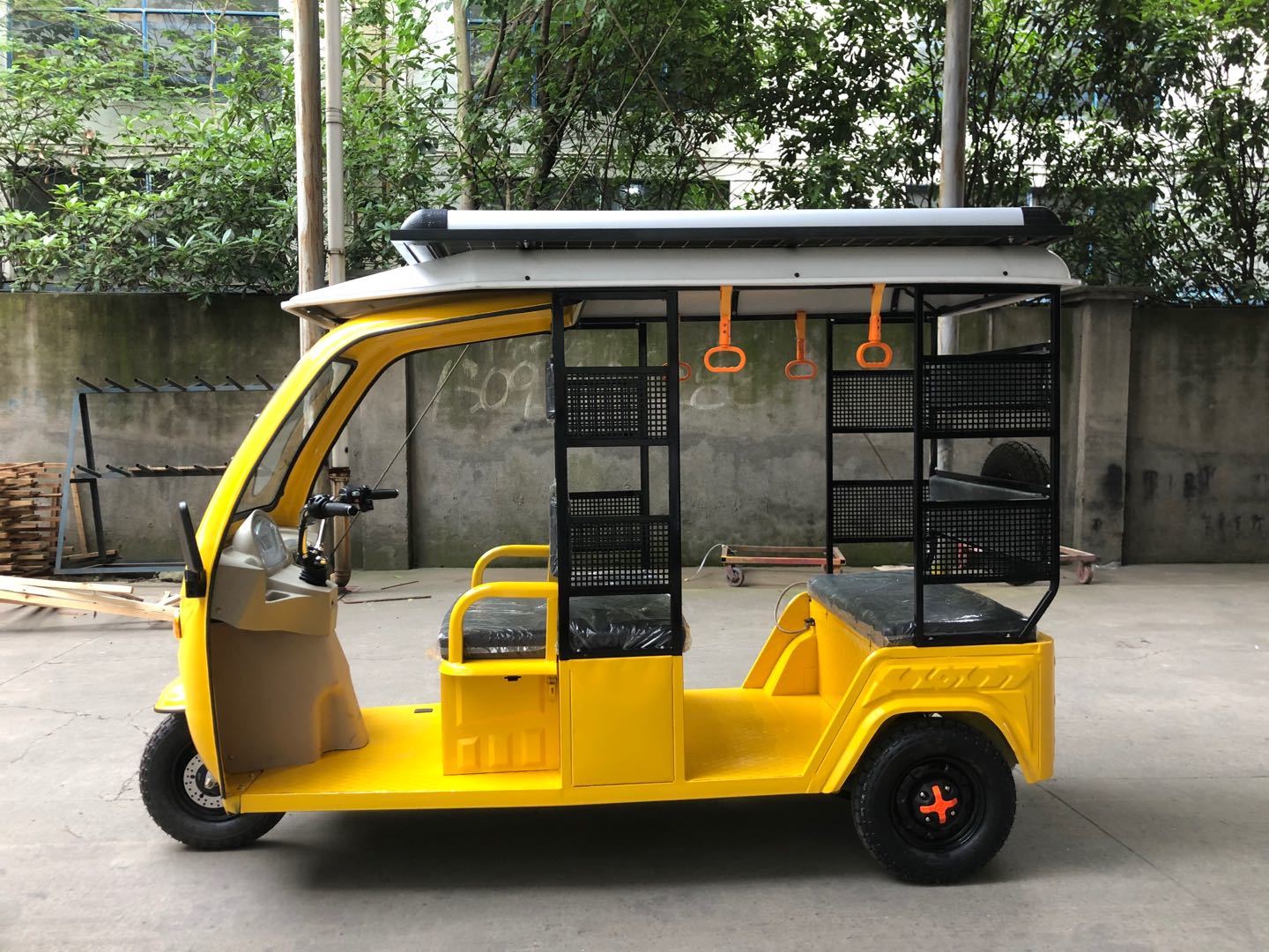 Black & Yellow Electric Three Wheeler With Solar