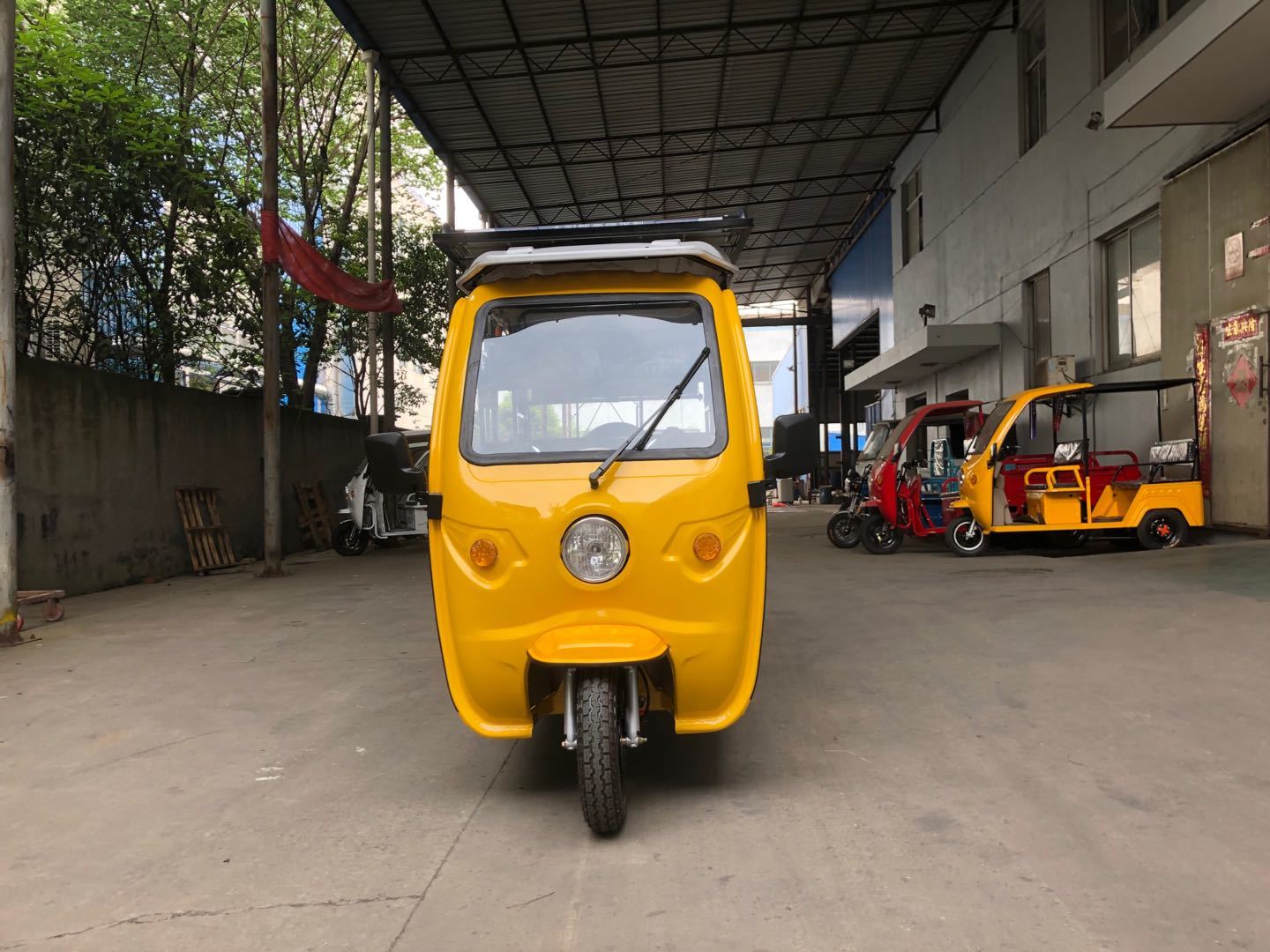 Black & Yellow Electric Three Wheeler With Solar