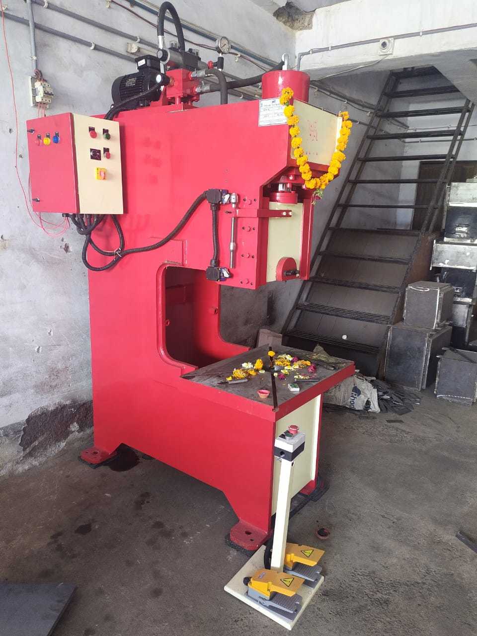 C Type Hydraulic Press Machine - 700-800 Kg Weight, 250 Cm Length, 2200 W Power | New Condition, Hydraulic Power Source, 440 V Voltage