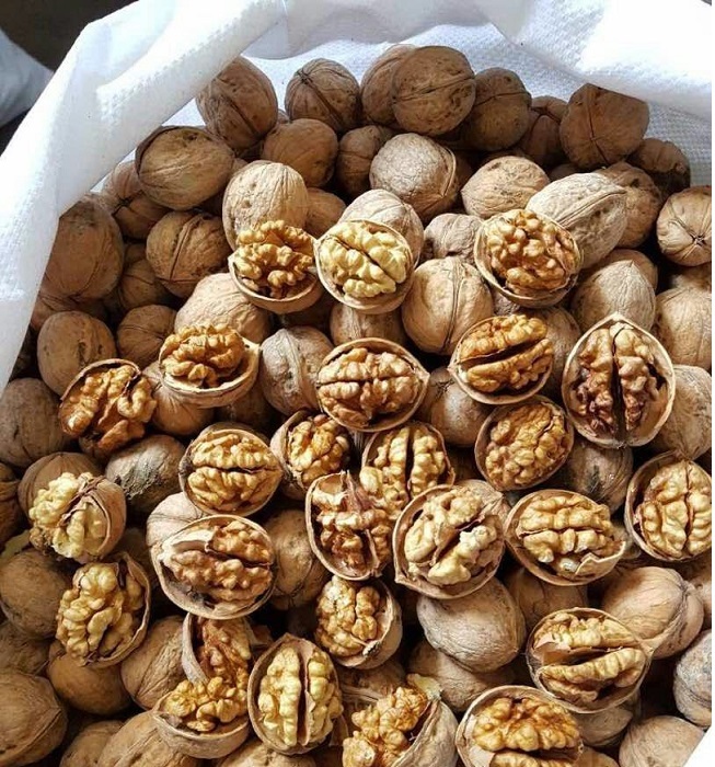 Dry Walnut - Grade-1, Manual Processing, 1 Kg, Regular And Small Sizes | Natural Sweet Taste, Rich In Carbohydrates, Proteins, And Fiber