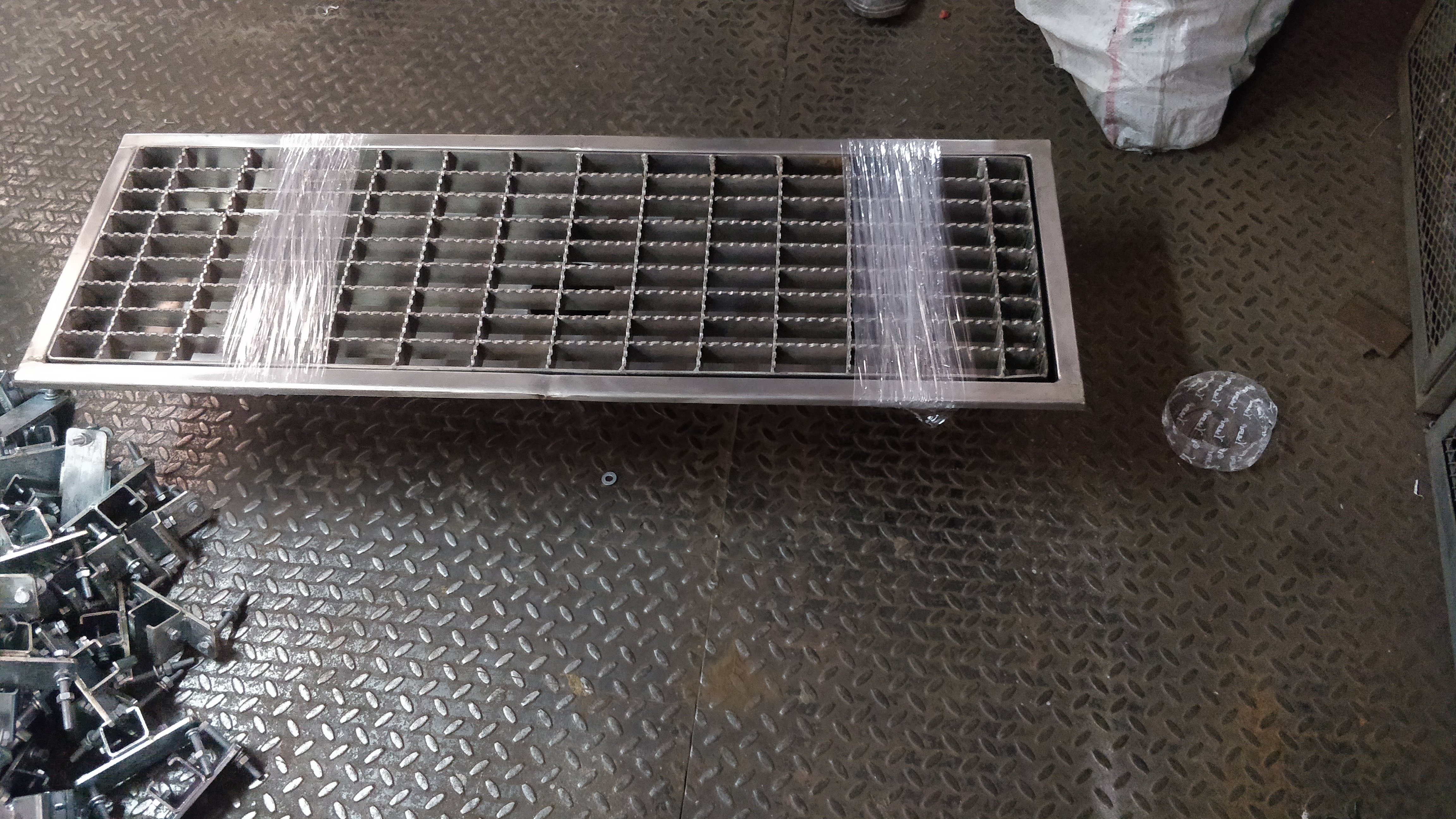 Stainless Steel Grating - Ss304/ss316 Material, Customized Sizes From 20mm To 50mm Height | Heavy Duty, Anti-slip Serrated Surface, Ideal For Food & Chemical Industries