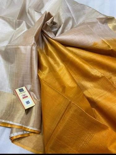 असली सोने की मैटेलिक जरी बॉर्डर साड़ी के साथ पार्टी वियर प्योर देसी टसर सिल्क, ब्लाउज के साथ कंट्रास्ट पल्लू.