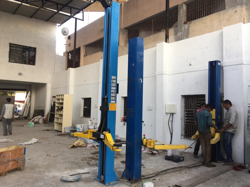 Two Post Lift (Clear Floor Type ) - Size: Standard