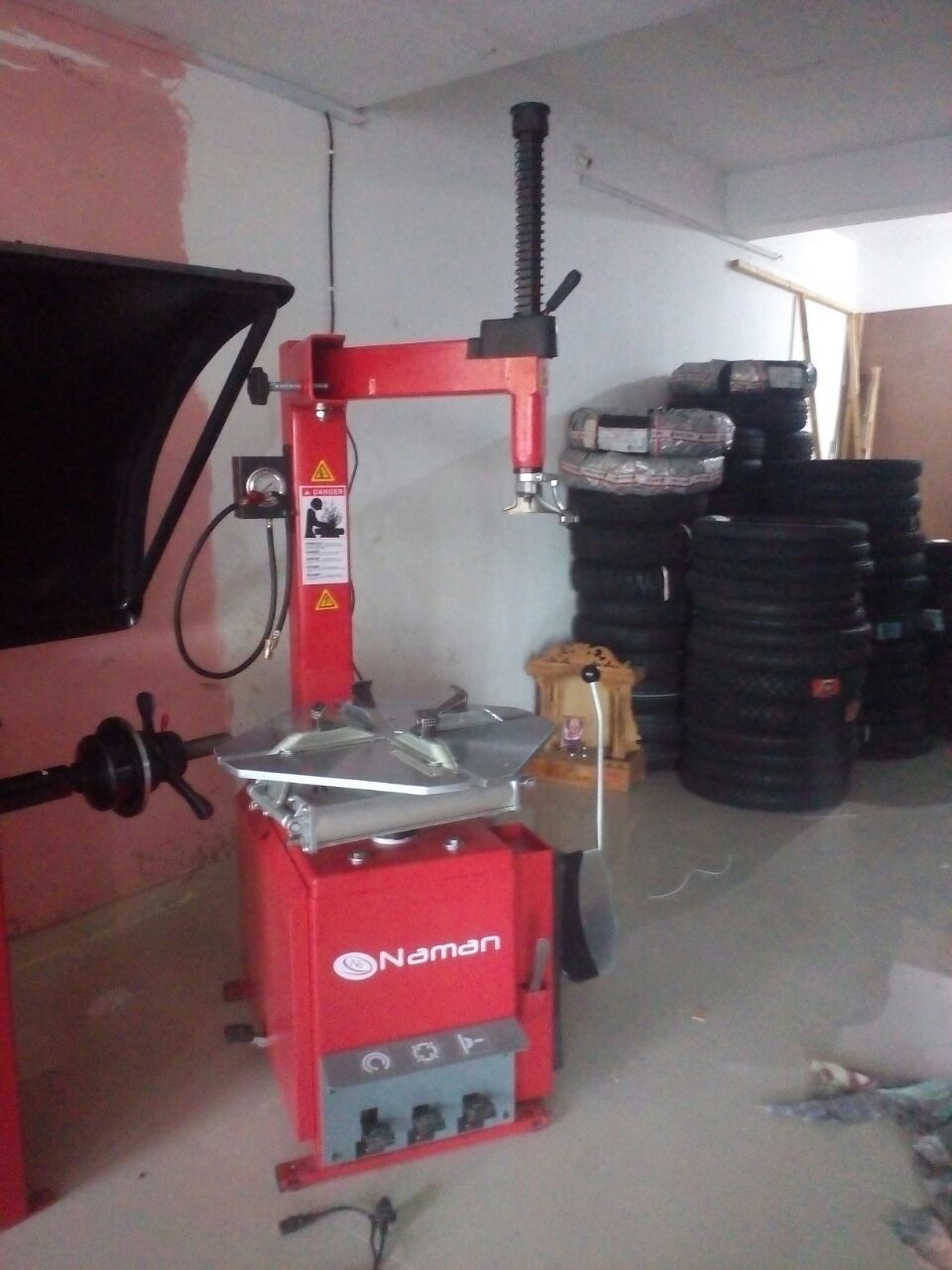 Semi Automatic Tyre Changer - Lift Design: Scissor Lift