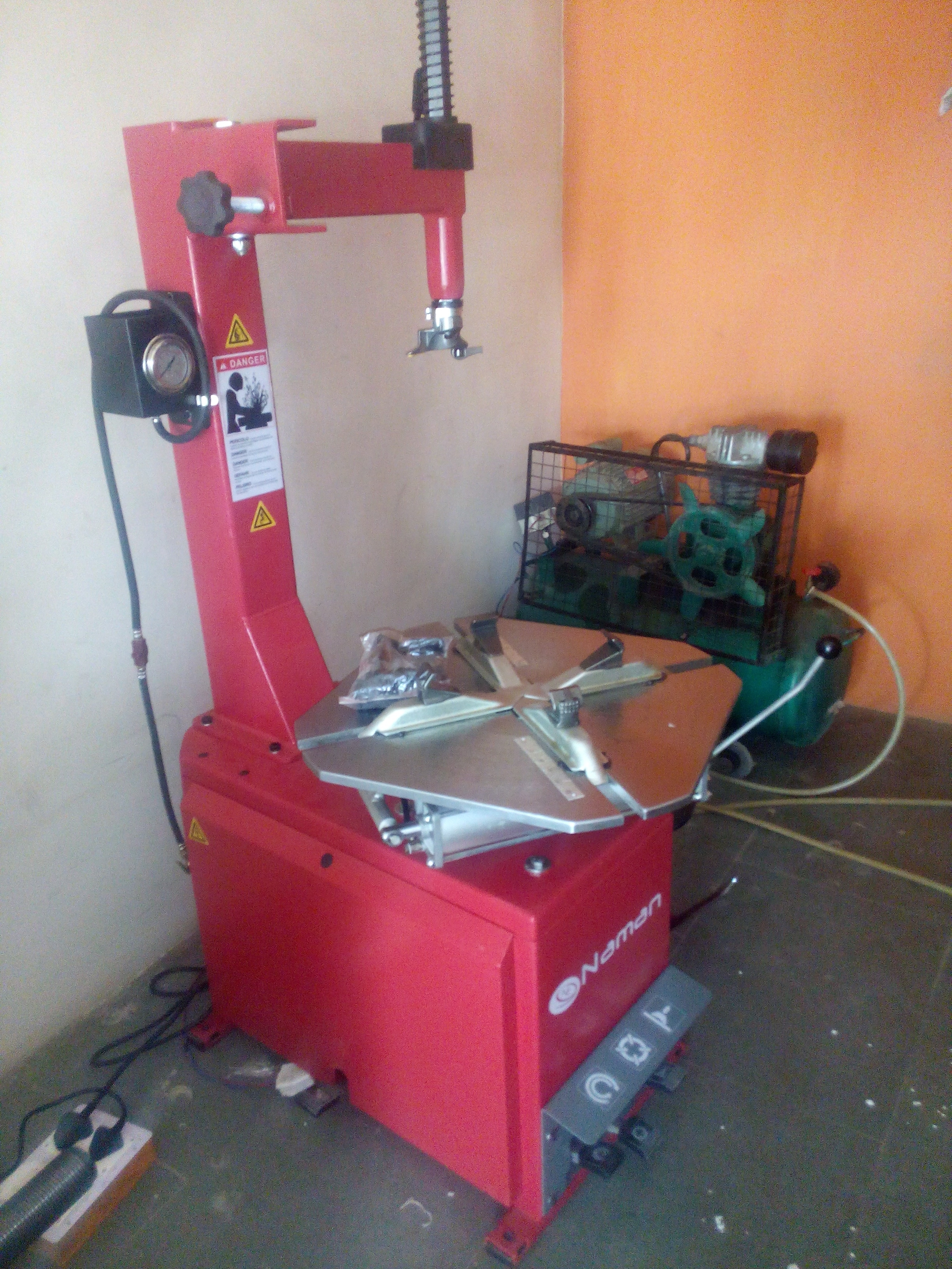 Semi Automatic Tyre Changer - Lift Design: Scissor Lift