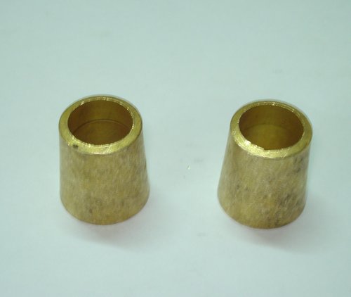 बिजली के तारों वाले पीतल के पुर्जे