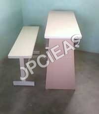 बेंच के साथ स्कूल डेस्क