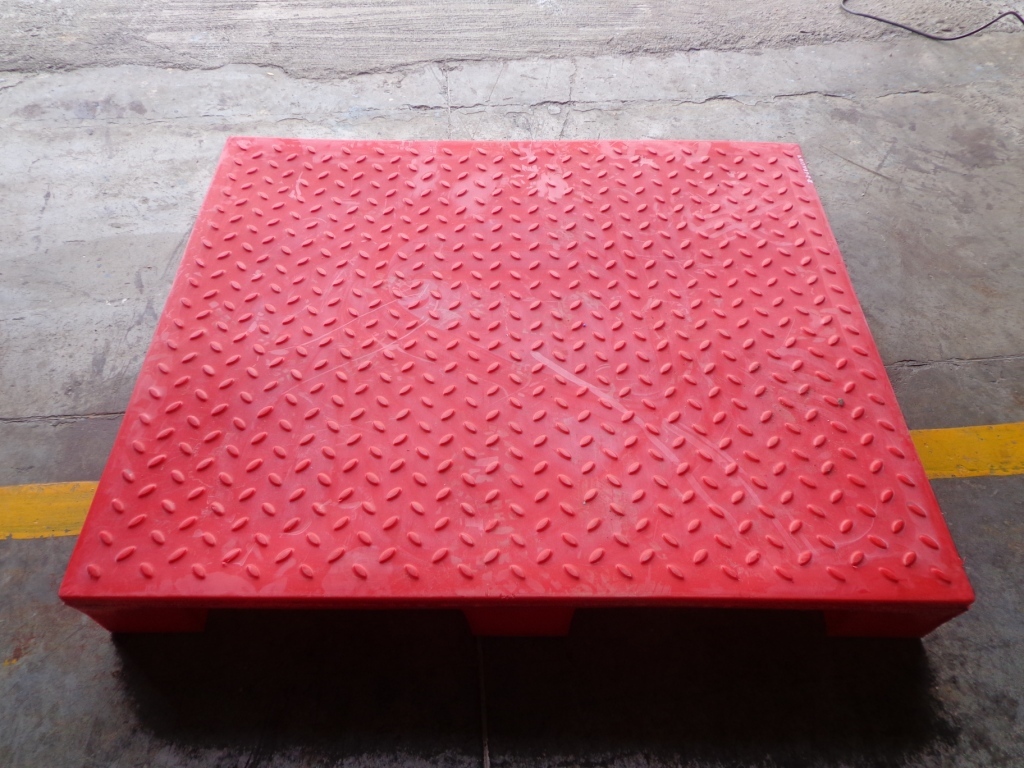 Blue Checker Top Pallet With Safety Edge
