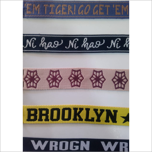 विभिन्न रंगों के साटन टेप में उपलब्ध