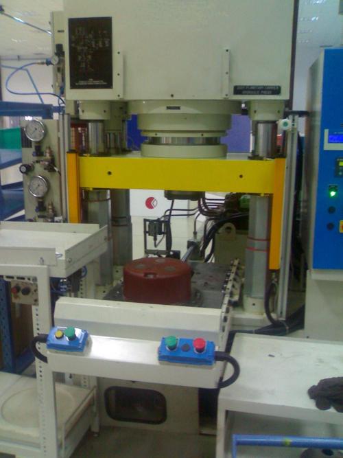 स्लाइड के साथ पिलर टाइप हाइड्रोलिक प्रेस