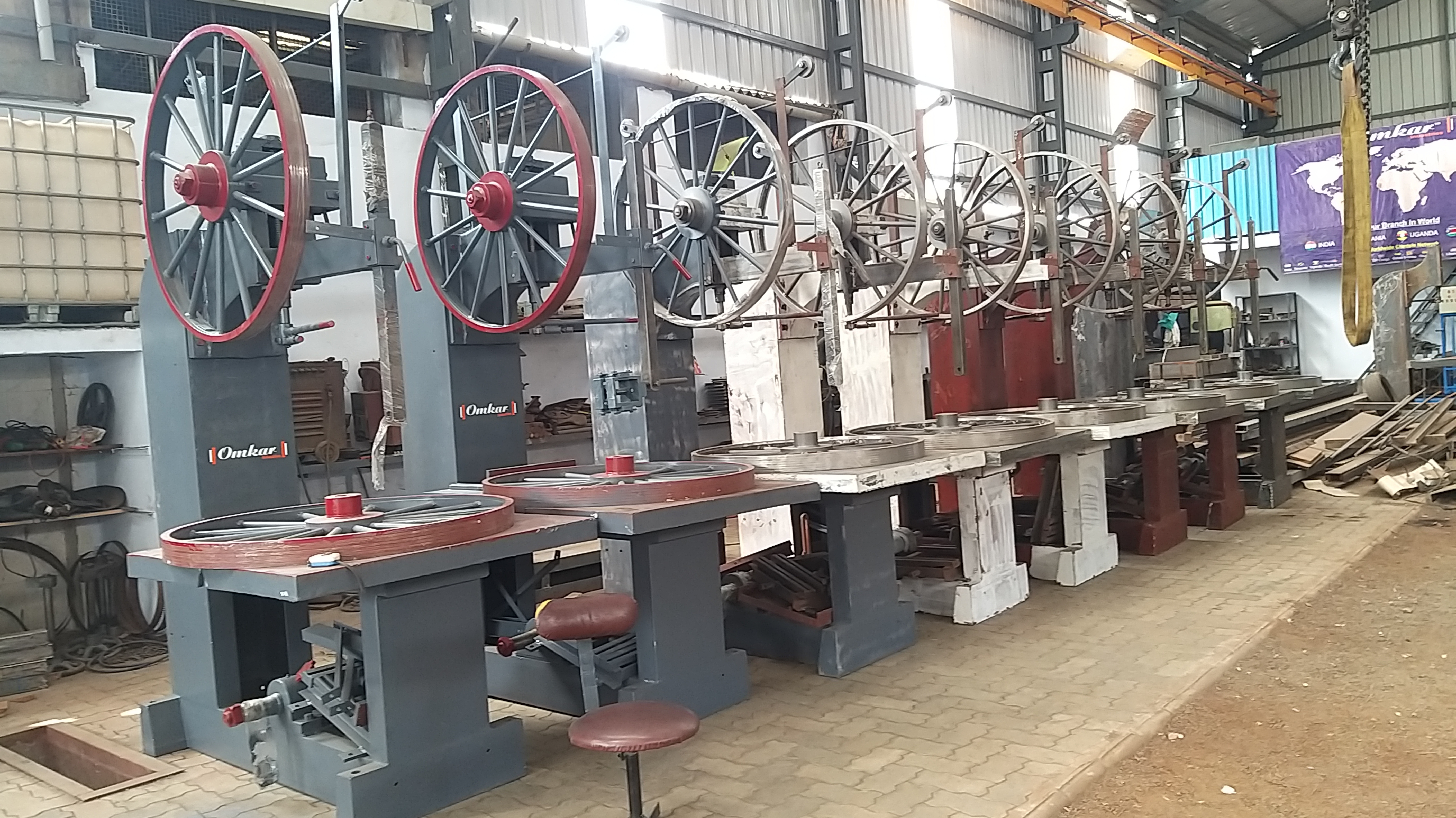 Vertical Band Saw Machine - Power: Electric