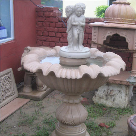 आधुनिक कला और धार्मिक मूर्तियों के फव्वारे