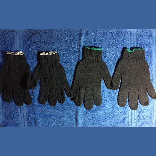 नीले और काले सूती हाथ के दस्ताने