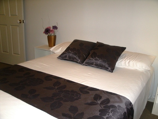 Bed Runners - Cotton, 18x72 Inches, Pink | Machine Washable, 200 Thread Count, Embroidered