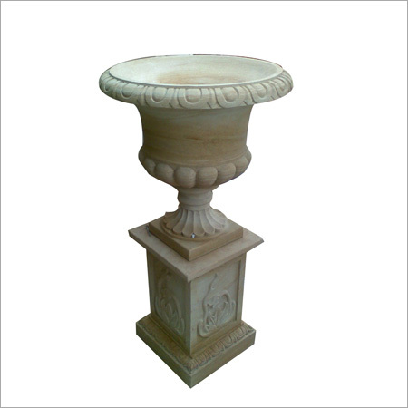 पेडिस्टल पर इंडियन सैंडस्टोन प्लांटर