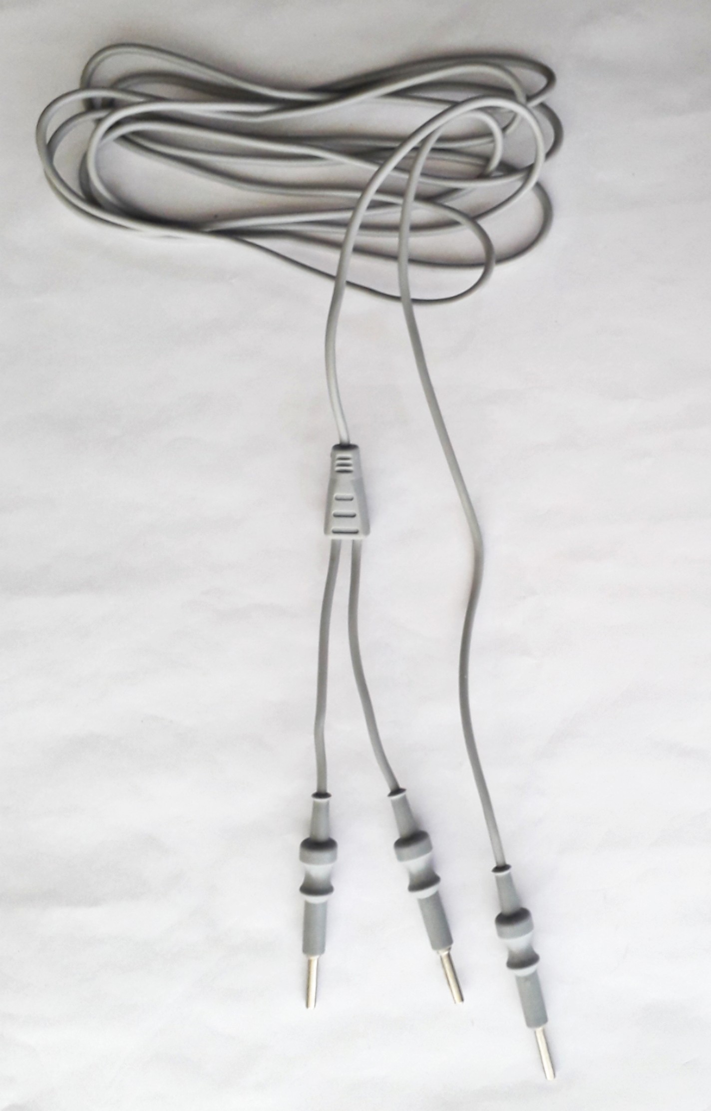 Single Pin To 2 Pin Patient Plate Cable Cord - Silicon Rubber, 3 Meter Length, Gray Color, 4mm O.d., Universal T Junction Design | Suitable For Ent Surgery, Dentistry, Orthopedics, Cardiology, Reusable