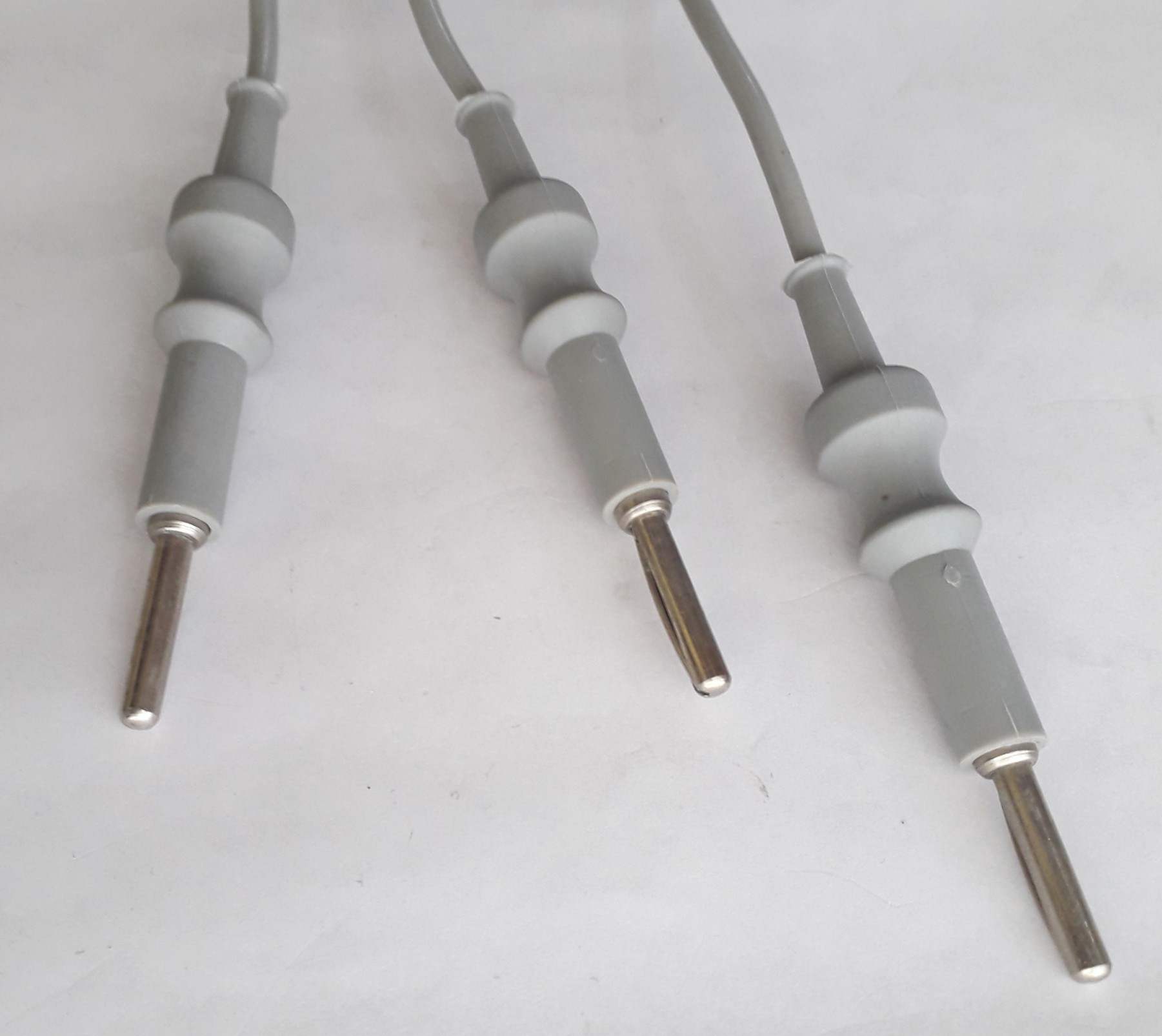 Single Pin To 2 Pin Patient Plate Cable Cord - Silicon Rubber, 3 Meter Length, Gray Color, 4mm O.d., Universal T Junction Design | Suitable For Ent Surgery, Dentistry, Orthopedics, Cardiology, Reusable
