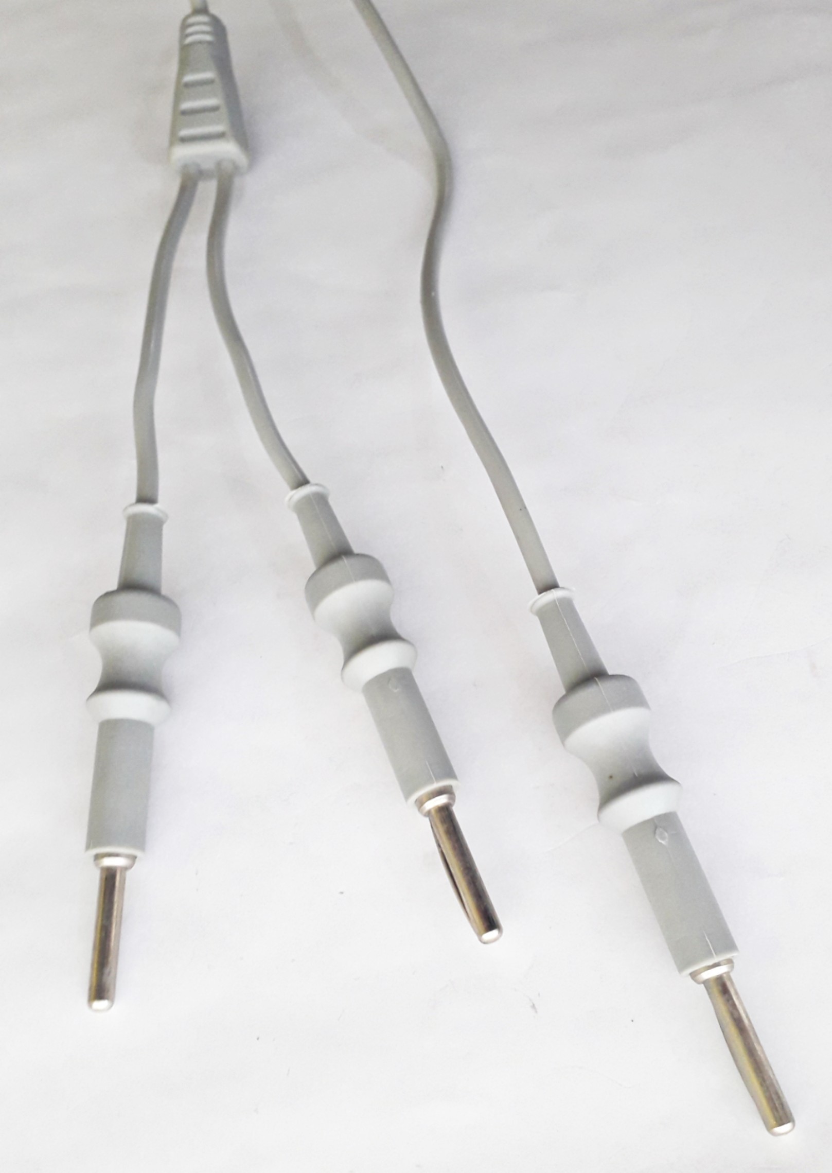 Single Pin To 2 Pin Patient Plate Cable Cord - Silicon Rubber, 3 Meter Length, Gray Color, 4mm O.d., Universal T Junction Design | Suitable For Ent Surgery, Dentistry, Orthopedics, Cardiology, Reusable