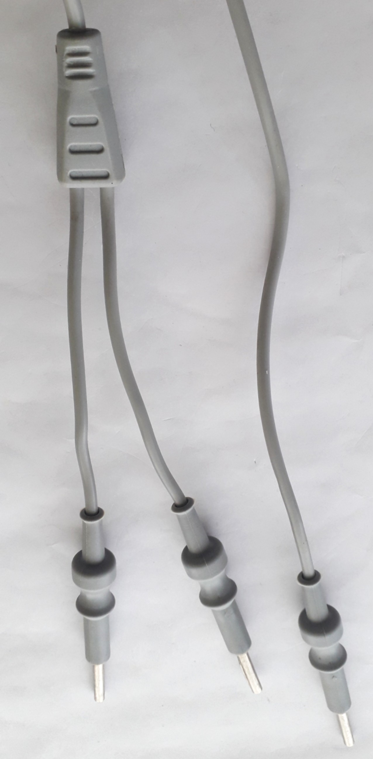 Single Pin To 2 Pin Patient Plate Cable Cord - Silicon Rubber, 3 Meter Length, Gray Color, 4mm O.d., Universal T Junction Design | Suitable For Ent Surgery, Dentistry, Orthopedics, Cardiology, Reusable