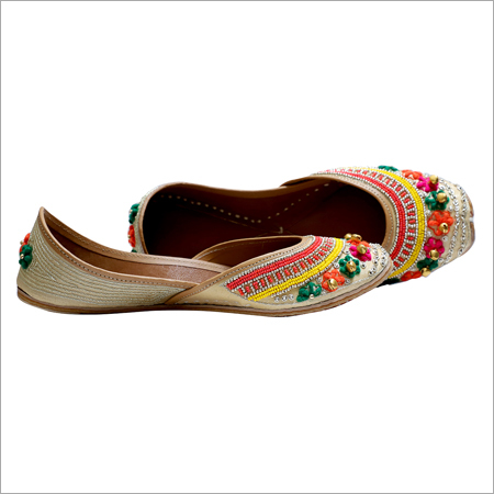 घुंघरू जूती के साथ मल्टी कलर बीड वर्क