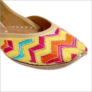 मल्टी कलर थ्रेड वर्क जुत्ती