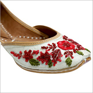 गुलाबी काम वाली जूती