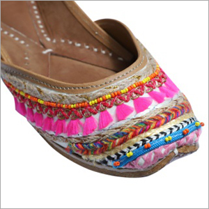 मल्टी कलर थ्रेड जूती