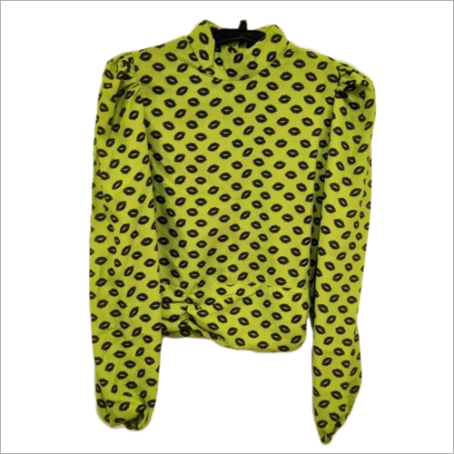 पीला-काला मुद्रित शॉर्ट टॉप