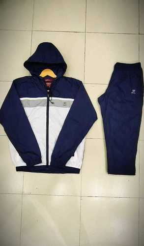 पुरुषों का ट्रैक सूट