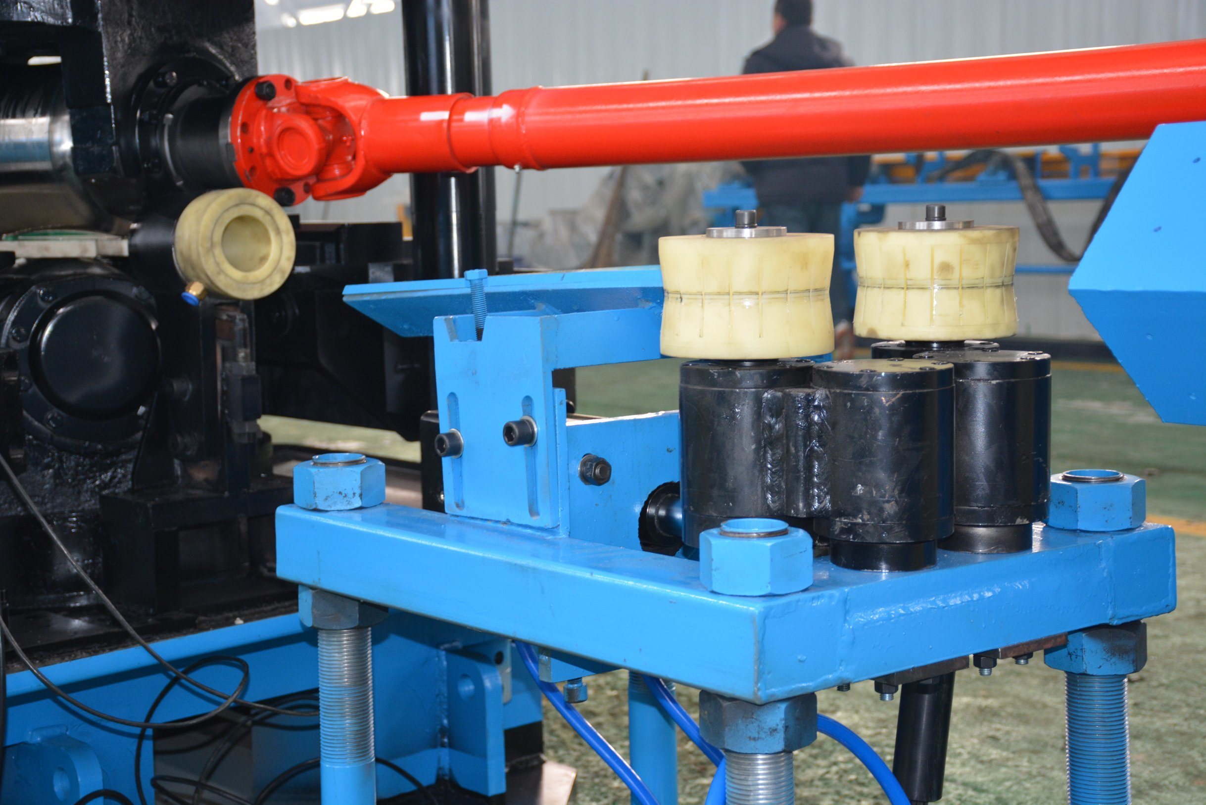 Jy20z Centerless Lathe - Diameter Range 5~20mm; Dimensions 4.7x1.7x1.3m | Semi-automatic Operation, Two-roll System, 100 Ton/day Capacity, Customizable Color, 1 Year Warranty