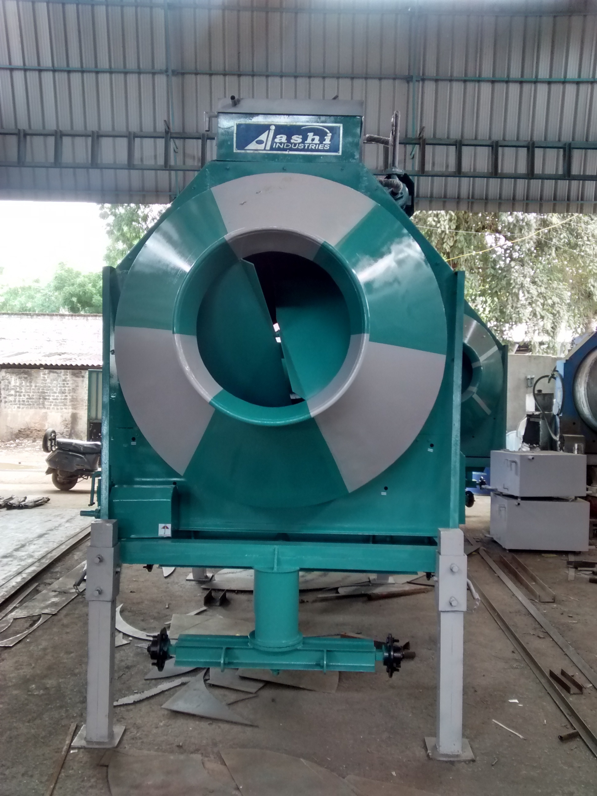 Reversible Mixer Machine - 1050 Litre Capacity, Steel Material, 15.0 Hp Ac Motor, Manual Control System, Easy To Operate, 3 Bin Compartment For Weighing System, Heavy Wheel Plates, Vibrating Motor For Hopper, Self Lubrication Pump