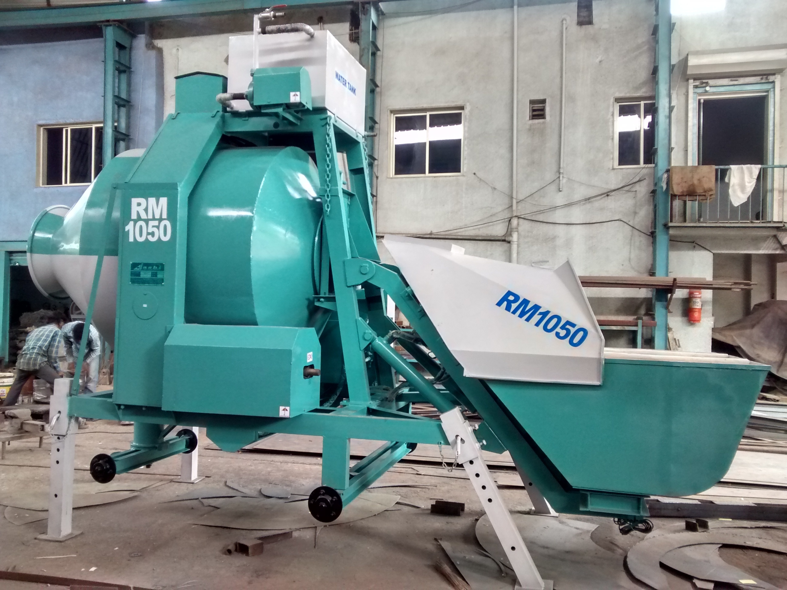 Reversible Mixer Machine - 1050 Litre Capacity, Steel Material, 15.0 Hp Ac Motor, Manual Control System, Easy To Operate, 3 Bin Compartment For Weighing System, Heavy Wheel Plates, Vibrating Motor For Hopper, Self Lubrication Pump
