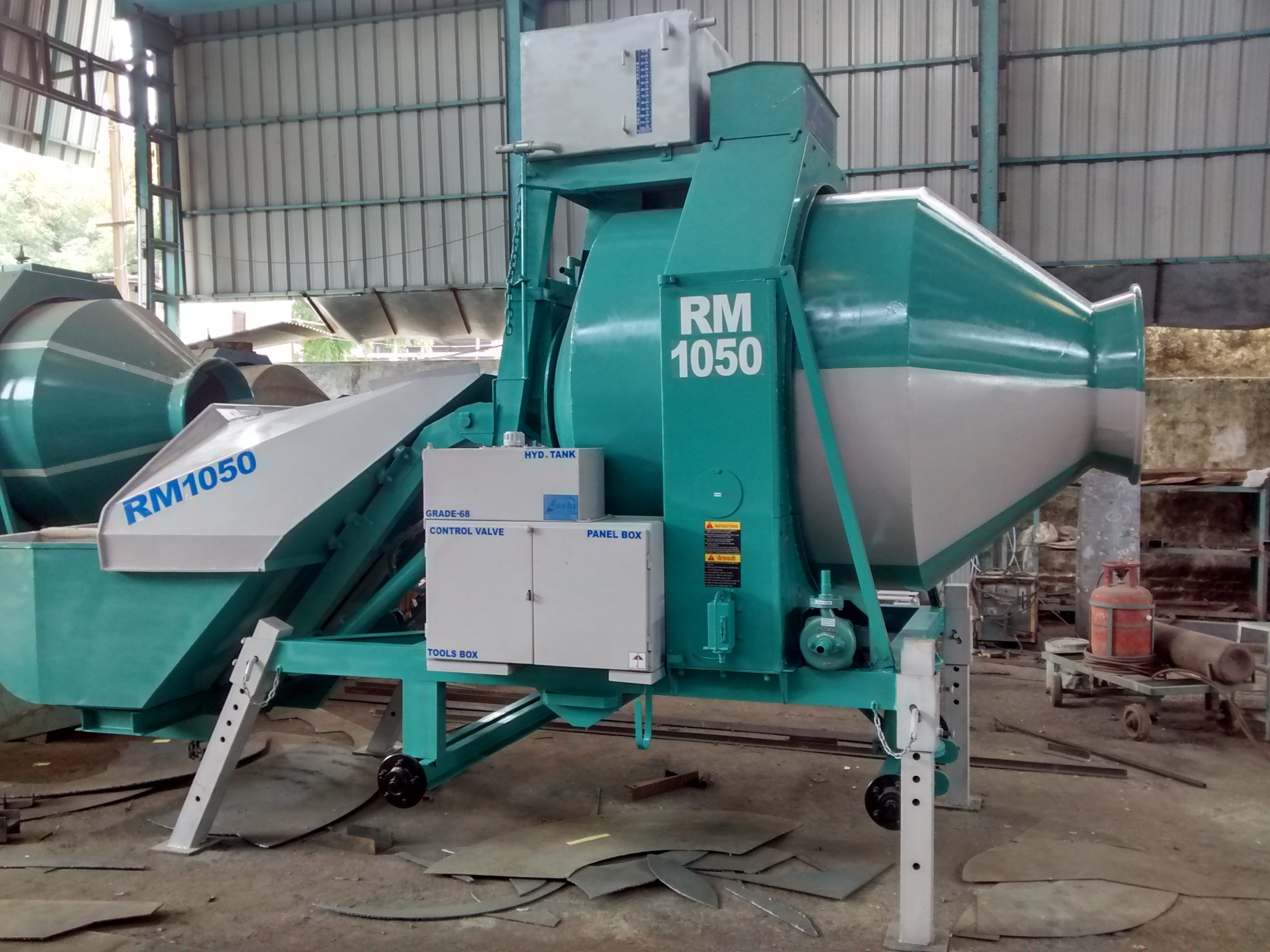 Reversible Mixer Machine - 1050 Litre Capacity, Steel Material, 15.0 Hp Ac Motor, Manual Control System, Easy To Operate, 3 Bin Compartment For Weighing System, Heavy Wheel Plates, Vibrating Motor For Hopper, Self Lubrication Pump
