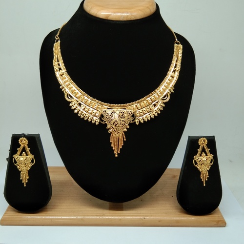 नया आकर्षक गोल्डन कलर नेकलेस सेट