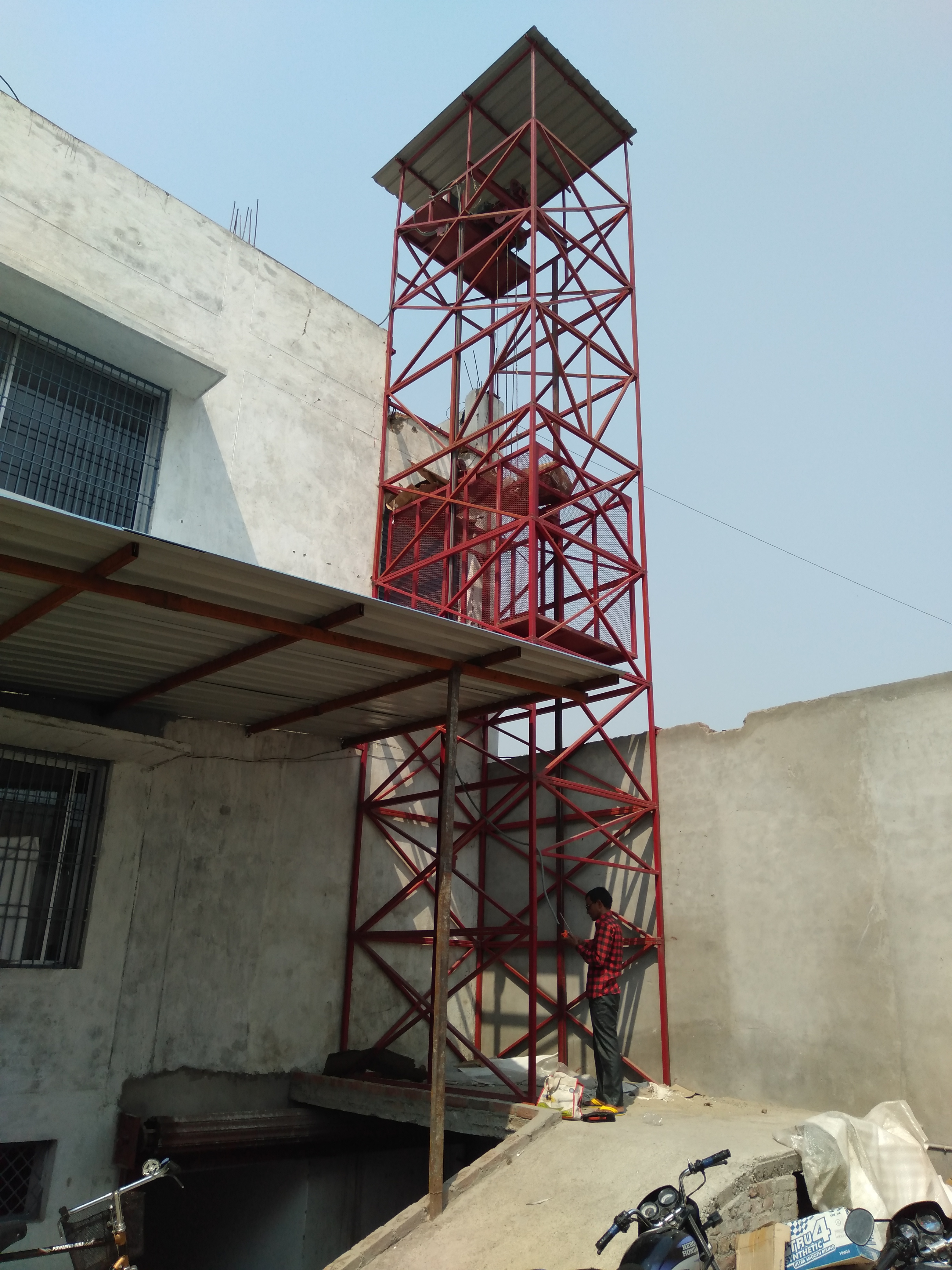 Industrial Goods Lift Car Dimension: 6 X 6
