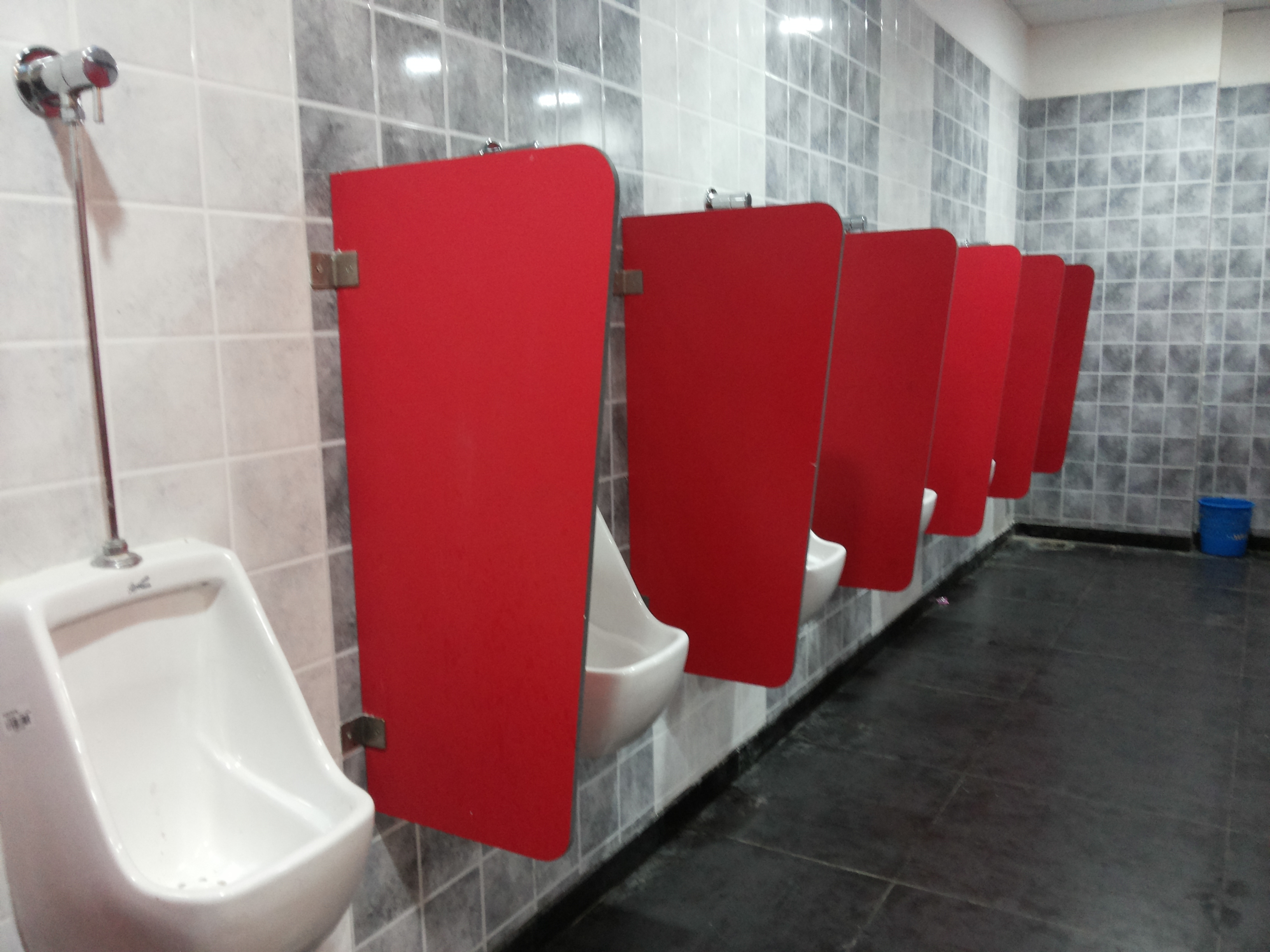Hpl Urinal Partition - Chamfer Size: 400 X 900mm