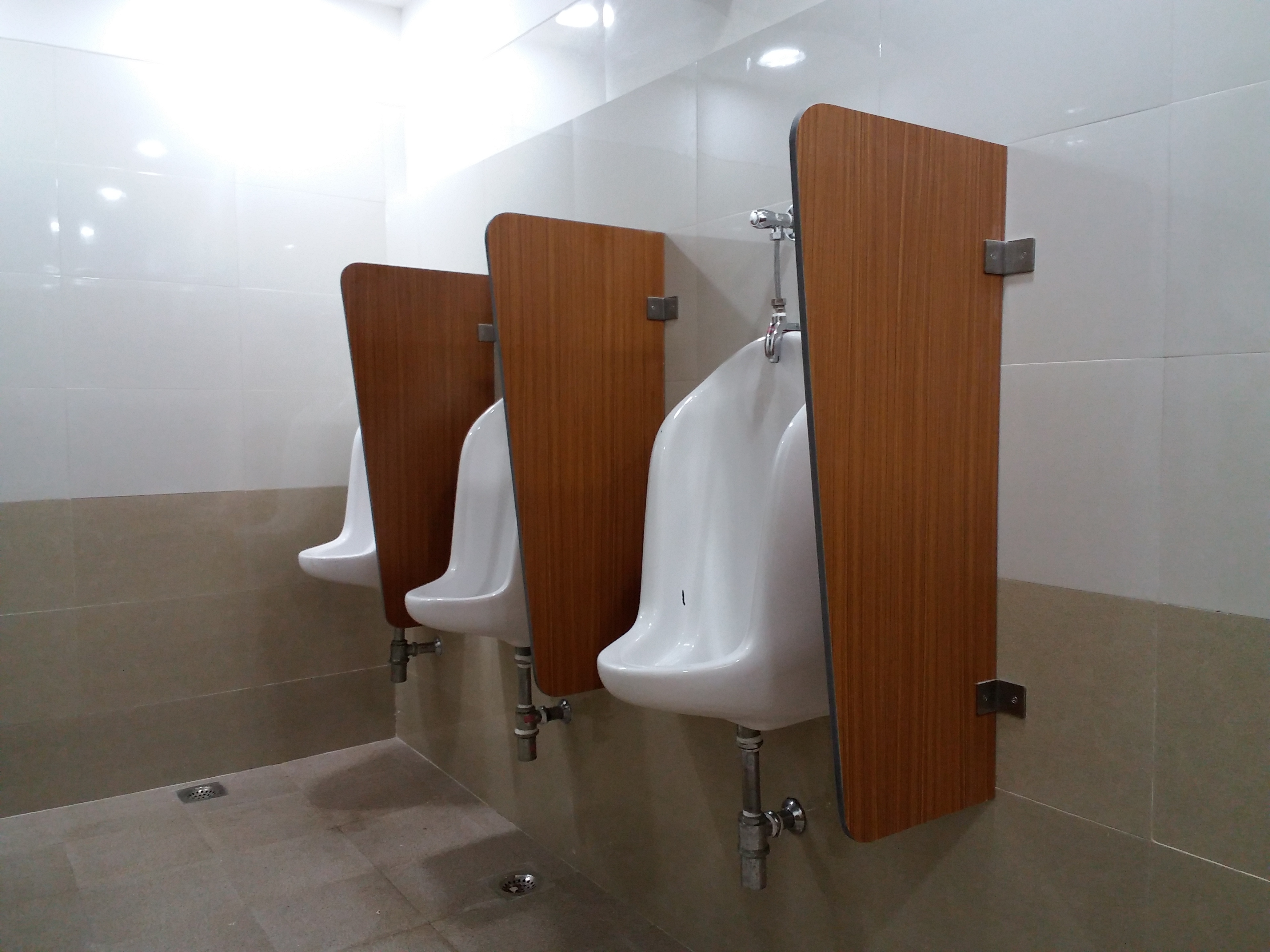 Hpl Urinal Partition - Chamfer Size: 400 X 900mm