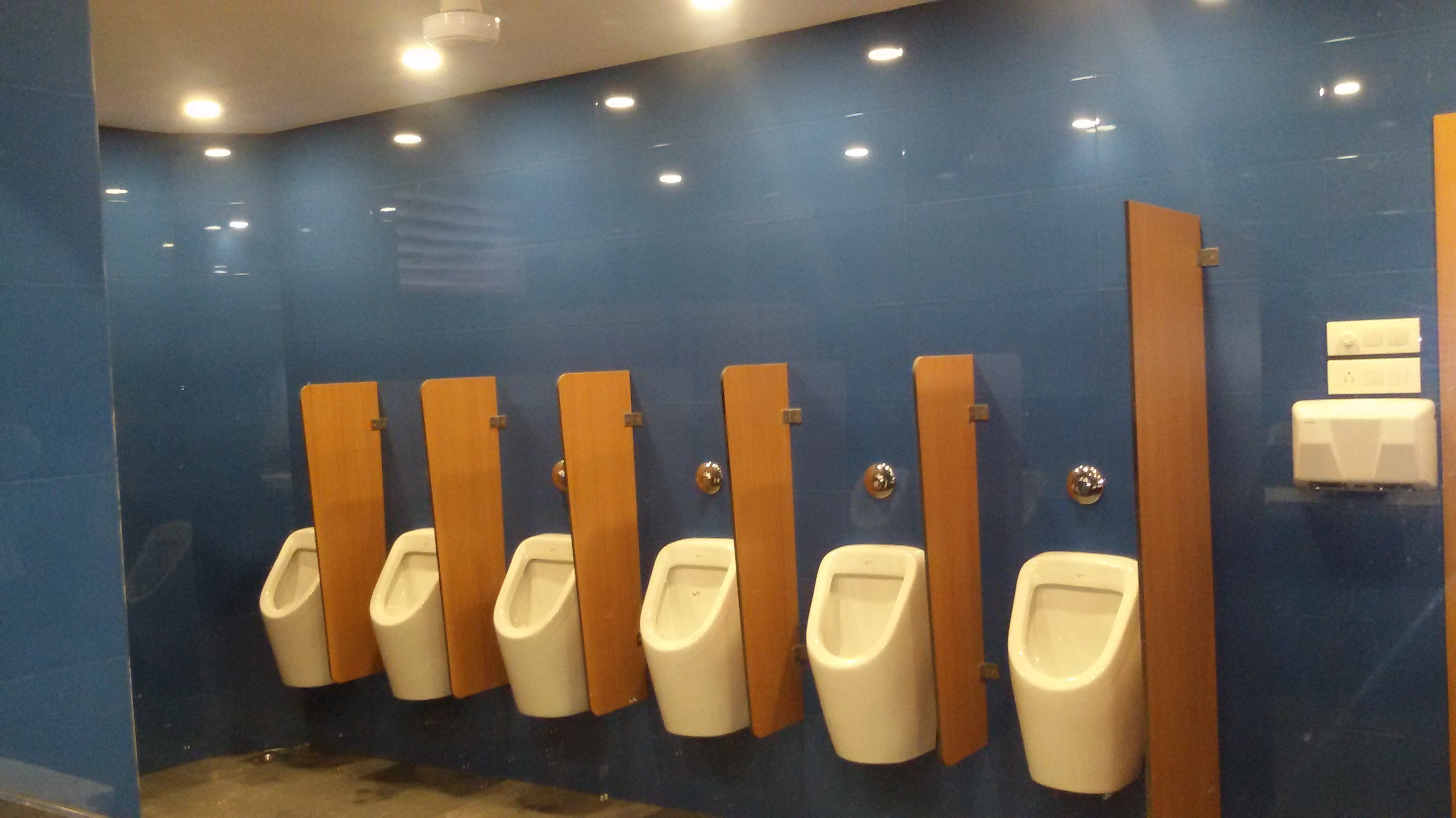 Hpl Urinal Partition - Chamfer Size: 400 X 900mm