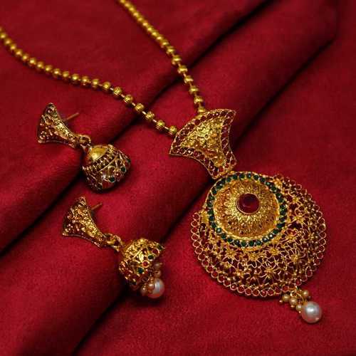 सरल डिजाइन सुनहरे रंग का लटकन सेट (लाल और हरा)