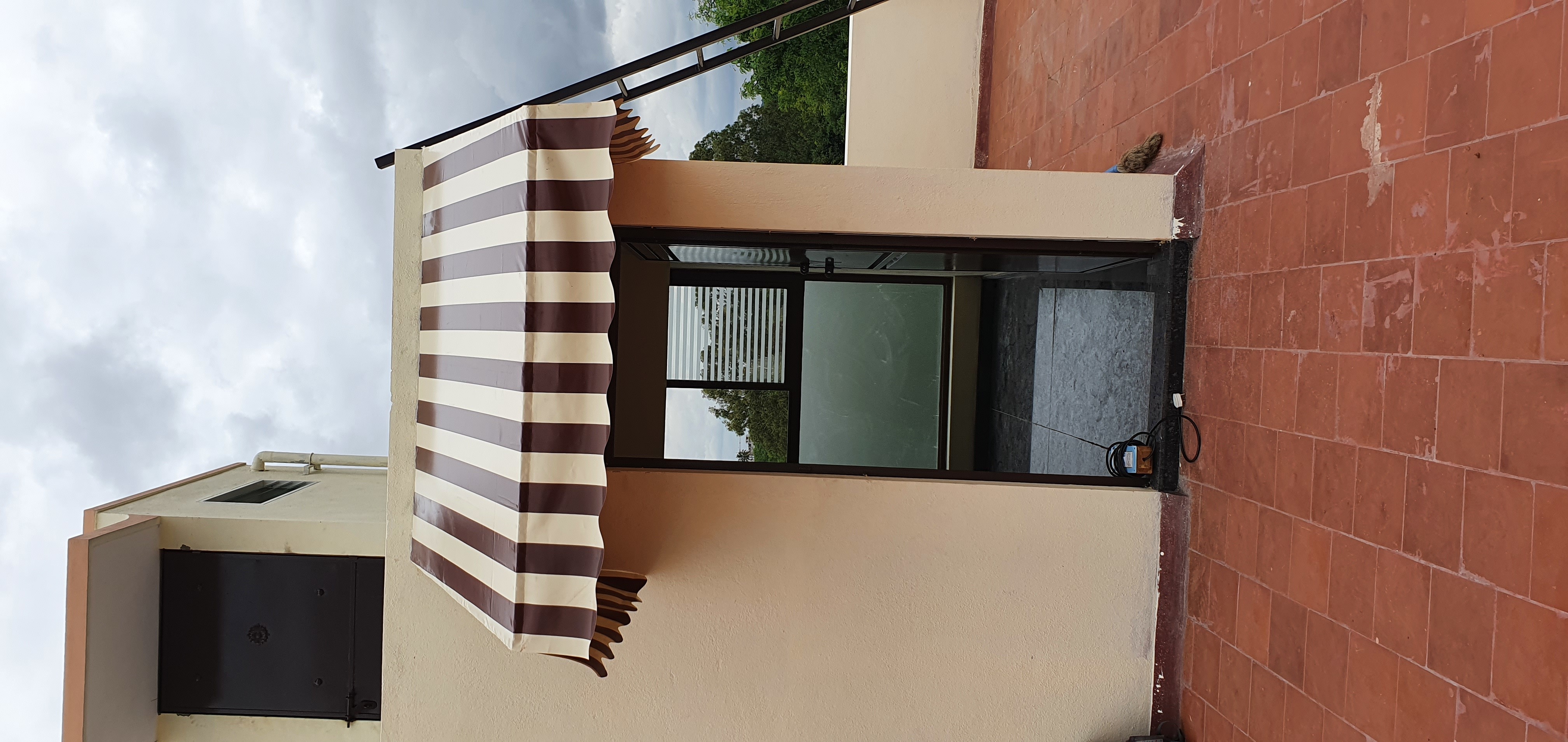 Window Canopy Capacity: 5+ Person