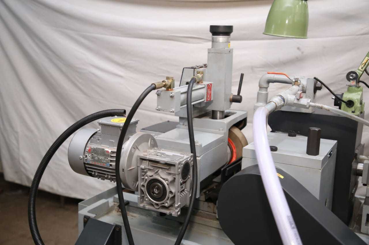 Centerless Grinding Machines - Automatic Grade: Semi-automatic