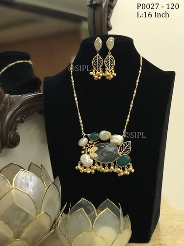 गोल्ड पॉलिश्ड ड्रुज़ी पेंडेंट सेट डेंगल इयररिंग्स